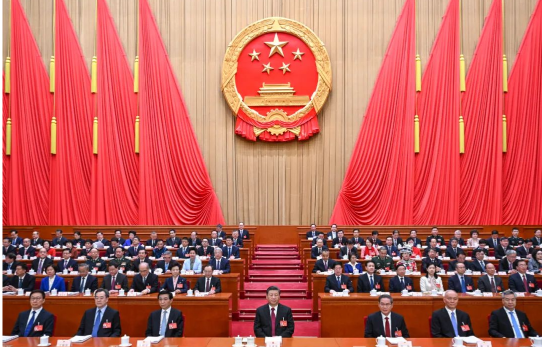 十四届全国人大二次会议在京开幕 习近平等在主席台就座